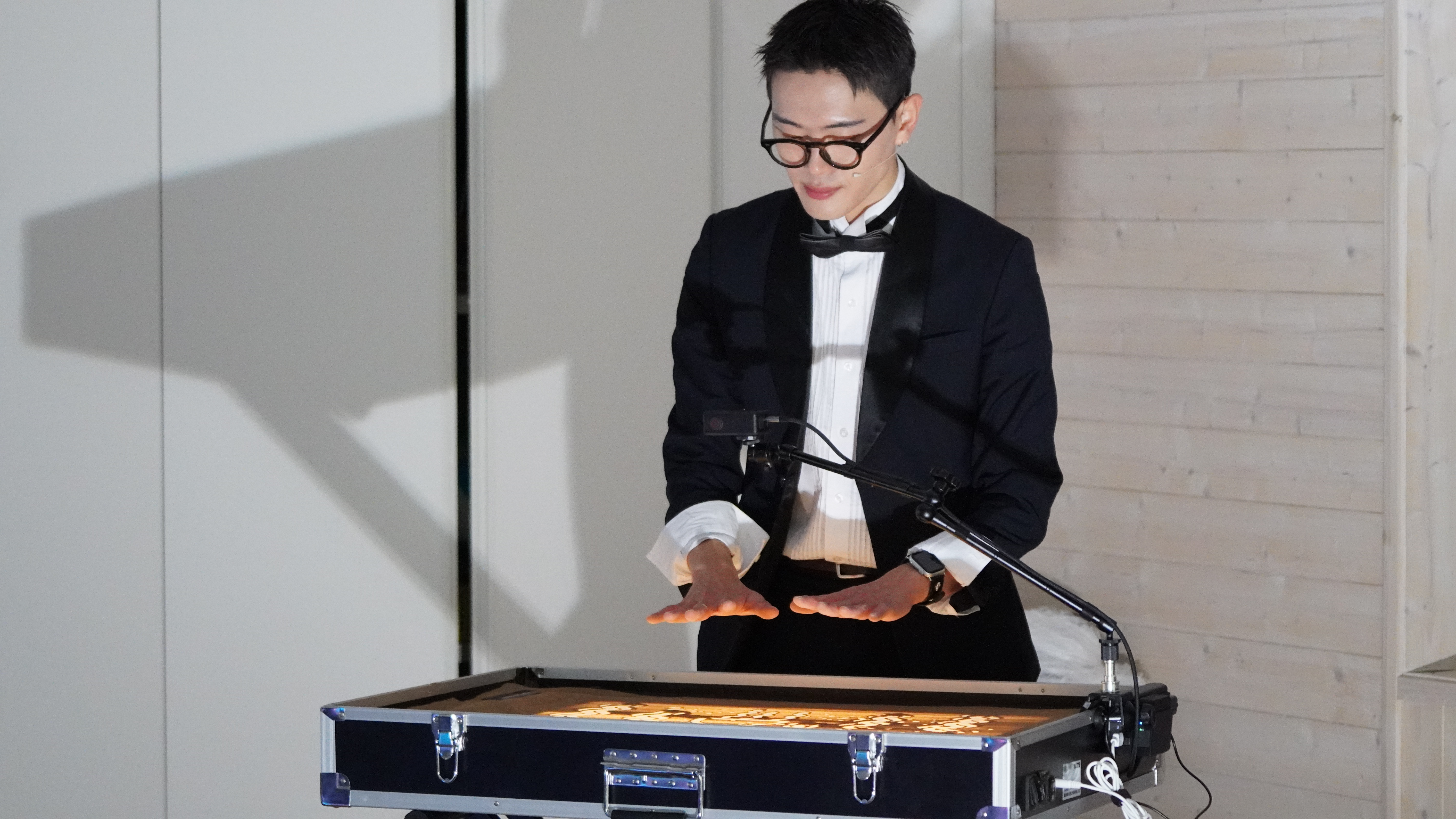 샌드아트 공연자가 손끝으로 작품을 완성하는 장면